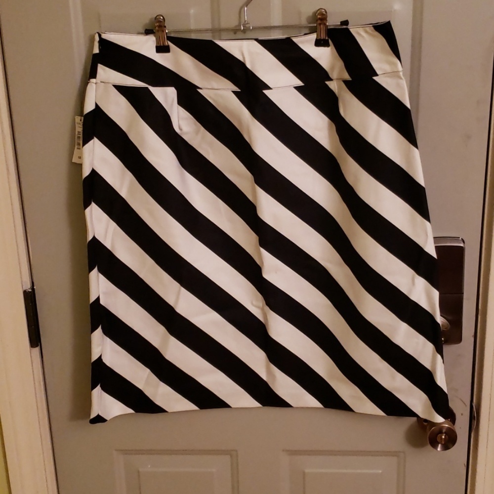 Black and white skirt Size 18.